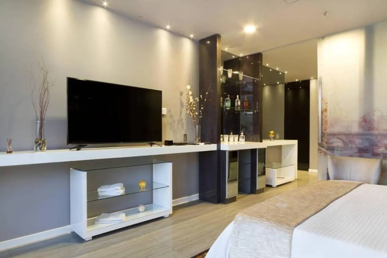 Ultra Luxury Suite In Lleras Parque Medellin Colombia